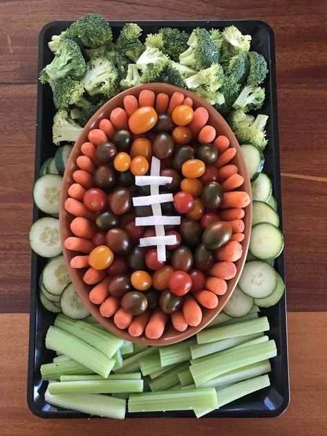 Just prep green and red veggies for an easy football veggie tray. Pair with a ranch dip and you have an easy and fun appetizer for football watching. #footballparty #footballparty #healthyrecipes Football Veggie Tray, Football Themed Appetizers, Red Veggies, Superbowl Snacks For Kids, Superbowl Snacks Dessert, Appetizers Football, Football Tray, Healthy Superbowl Appetizers, Football Appetizers