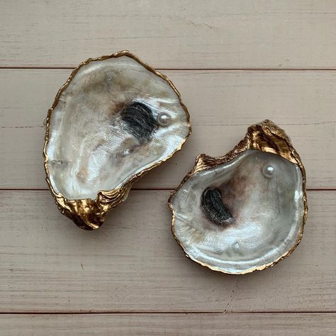 Serenity • Shells on Instagram: ““ 𝑇ℎ𝑒 𝑃𝑒𝑎𝑟𝑙 “ . . “The pearl is the queen of gems and the gem of queens.” – Grace Kelly . “The Pearl” now available for purchase on:…” Painting Oyster Shells, Oyster Shells Diy, Cork Crafts Diy, Grace Symbol, Oyster Shell Crafts, Shells Diy, Seashell Painting, She Sells Seashells, Writing Accessories