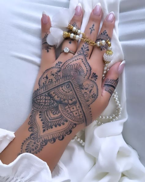 Gratitude for clients who send me after photos! And such pretty ones, so well-styled! Thanks @icassieb This was some jagua work I did for my regular client for eid; we had such a nice time catching up on what's new since last eid, and sharing tips for being a woman owned business. Always a good time! #jagua #brooklynjagua #jaguadesign #nycjagua #jaguaart #jaguabodyart #jaguatattoo #jaguahennadesign #brooklynjaguaartist #brooklynsmallbusiness brooklynwomanownedbusiness #jaguanearm... Jagua Design, Cute Henna Tattoos, Jagua Henna, Jagua Tattoo, Cute Henna, Being A Woman, Latest Mehndi, Henna Tattoos, Latest Mehndi Designs