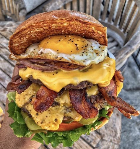 Burger With Egg, Hamburger With Egg, Fried Egg Burger, Bacon Cheese Burger, Fried Chicken Burger, Egg Burger, Burger Food, Fast Foods, Bacon Burger