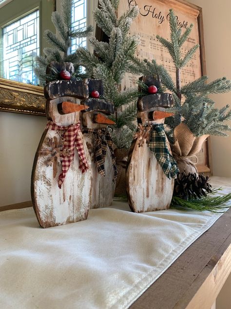 Diy Snowman Wood Craft Ideas, Primitive Wood Christmas Crafts, Outdoor Rustic Christmas Decorations, Porch Sitters Wood Crafts, Barnwood Christmas Crafts, Diy Wooden Snowman, Christmas Farmhouse Decor Ideas, Diy Wood Snowman, Christmas Wooden Decorations