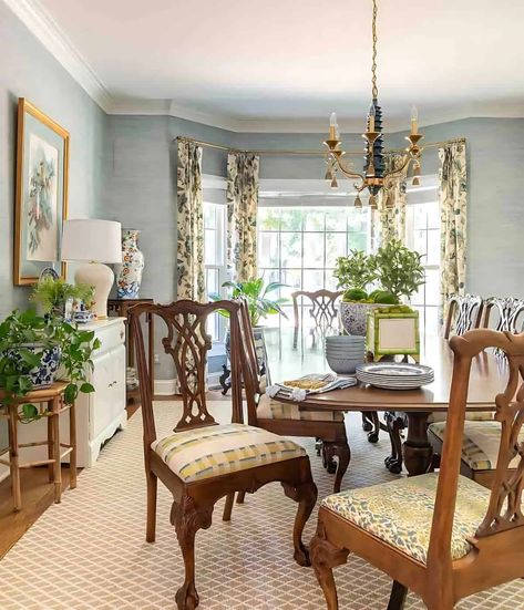 Fresh traditional decorating ideas for your dining room. PLUS - the magic formula for making scratches and dings to furniture virtually disappear. Traditional Decorating Ideas, Updated Traditional Dining Room, Traditional Southern Home Decor, Traditional Southern Home, Traditional Decorating, Dining Room Decorating Ideas, Dining Room Decorating, Traditional Dining Rooms, Dining Room Makeover