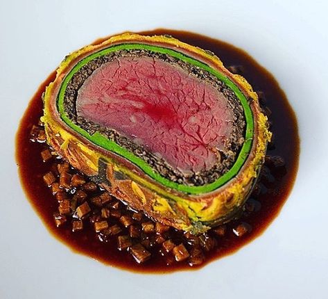 Beef Wellington Plating, Steak Doneness, Chef Dishes, Culinary Art, Fine Dining Recipes, Smoked Beef, Food Gallery, Beef Wellington, French Cooking