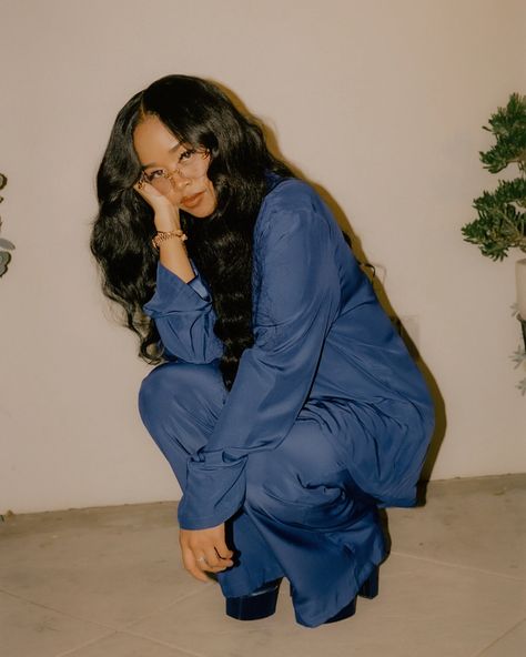 H.e.r Outfits, Black Female Celebrity, H.e.r Singer Aesthetic, 2018 Aesthetic, Wardrobe Necessities, Short Love Quotes, Back Of My Mind, H.e.r Aesthetic, Music Collage