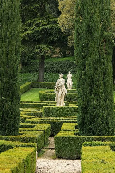 Big Garden Aesthetic, Hedge Aesthetic, Formal Landscaping, Italy Garden, Company Instagram, English Garden Design, Company Check, Formal Garden, Verona Italy