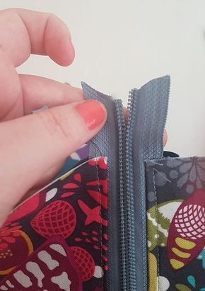 sew easy zipper install Zip Pouch Tutorial, Tips Sewing, Sewing To Sell, Pouch Sewing, Pouch Tutorial, Sewing Business, Beginner Sewing, Sew Easy, Sewing Stitches