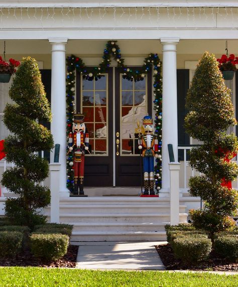 20 Chic Outdoor Christmas Decorations | Family Handyman Christmas Lights Outdoor Trees, Toy Soldier Christmas, Outdoor Christmas Gifts, Best Outdoor Christmas Decorations, Christmas Front Porch Decor, Soldier Christmas, Snowflake Lights, Christmas Soldiers, Tree Themes