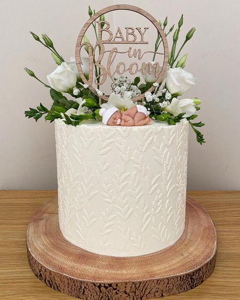 Gender Reveal Cake With Flowers, Floral Gender Reveal Cake, Baby In Bloom Shower Cake Ideas, Flower Gender Reveal Ideas, Baby In Bloom Desserts, Baby In Bloom Baby Shower Cake, Baby In Bloom Cake Ideas, Baby In Bloom Baby Shower Ideas, Garden Baby Shower Cake