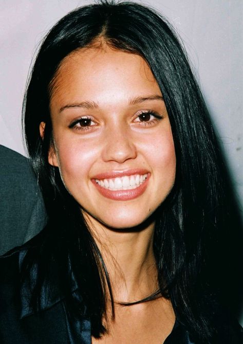 Jessica Alba Short Hair, Hairstyles 2000s, Jessica Alba Hairstyles, Black Hair Celebrities, Jessica Alba 2000s, Young Jessica Alba, Hispanic Actresses, Jessica Alba Casual, Jessica Alba Hair