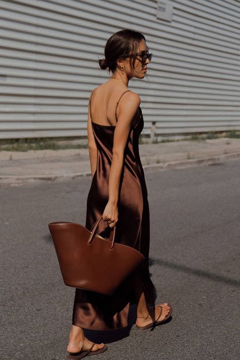 The 18 Tote Bags You Can Literally Fit Everything In | Who What Wear UK Slip Dress Street Style, Slip Dress Outfit, Best Tote Bags, Brown Tote Bag, Street Dress, Beige Outfit, Easy Style, Brown Tote, Looks Street Style