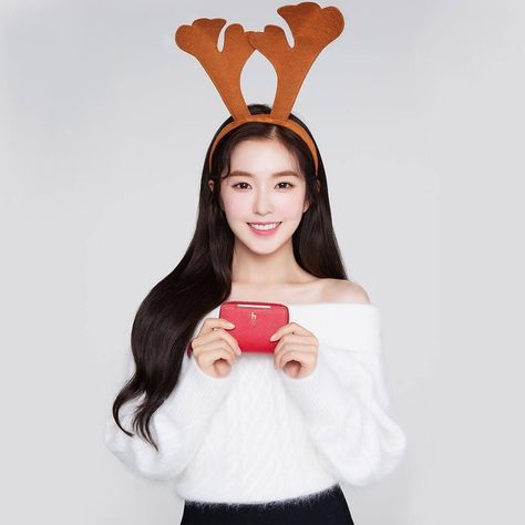 Irene red velvet Christmas Kpop, Irene Icons, Red Velvet Christmas, Red Velvet Photoshoot, Redvelvet Kpop, Group Pic, Kpop Girl Bands, Red Velvet Irene, Christmas Icons