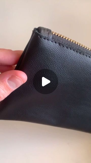 Made | Sarah Black on Instagram: "Part 2 🤐 Sewing fabric to 1 zipper end.  I'm using a leather bag that I make often in my shop for this example. This method is very common for fabric bags with separate outside and lining pieces.  What makes this different than the sewing in Part 1 is that the fabric/leather hugs around the end of the zipper and leaves a small gap when you finish sewing the bag.  I hope this one made sense 🤞🏽🤞🏽  And I hope it's a helpful method for both leather and fabric makers 🙏🏽  Lmk what you think!" Bag Zipper Tutorial, Sewing Leather Bags Tutorials, Sewing Zipper Pouch, Diy Hand Bags, Leather Purse Diy, Diy Leather Tote, Zipper Tutorial, Leather Bag Tutorial, Sarah Black