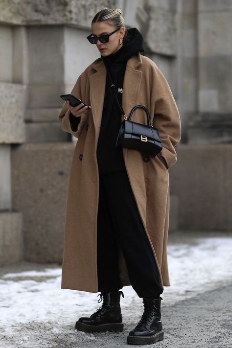 Winter Cool Outfits, Down Coat Outfit, Winter Clothing Styles, Winter Outfit Street Style, Winter Fashion 2022, Minimalistic Fashion, Trench Coat Outfit, Winter Fashion Outfits Casual, Skandinavian Fashion