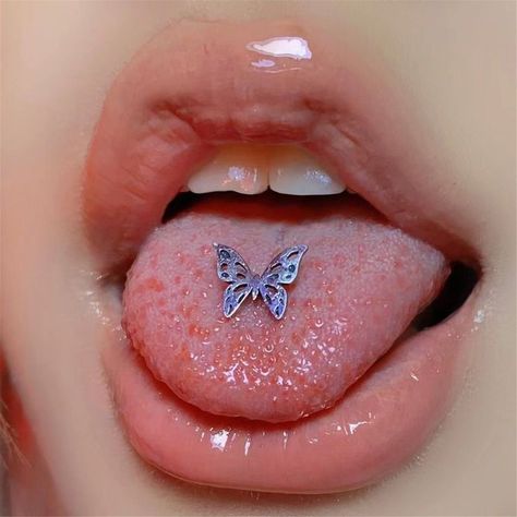 Cross Tounge Piercing, Aesthetic Tongue Piercing, Tongue Pericings, Pill Tongue Piercing, Cute Body Piercings, Tounge Pericings Aesthetic, Butterfly Tongue, Tongue Piercing Aesthetic, Cute Tongue Rings