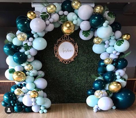 676 Likes, 9 Comments - @balloondore on Instagram: “💙💚Tag your friends who'd love this setup!💚💙 . 👉 Follow @balloondore for more! .  Via: @weballoonz .…” Themed Balloon Garland, Balloon Hoop, Creative Baby Shower Themes, Balloons Galore, Deco Ballon, Animal Baby Shower Theme, Creative Baby Shower, Gold Confetti Balloons, Green Balloon