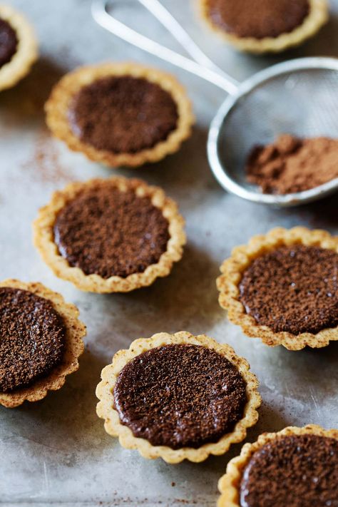 Mini Chocolate Tarts | Hershey's Kitchens Mini Chocolate Tarts Recipe, Chocolate Tartlets, Chocolate Tarts Mini, Baking Chocolate Chip Cookies, Heavy Appetizers, Chocolate Tarts, Chocolate Tarts Recipe, Mini Dessert Recipes, Mini Tarts