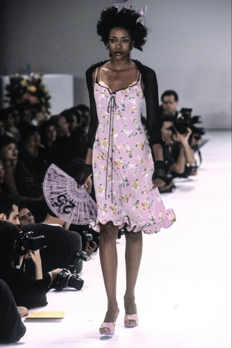 Johnson Aesthetic, 1997 Fashion, Betsey Johnson Runway, Harry Clarke, 90s Runway Fashion, 90s Runway, 90s Models, 90's Fashion, Vintage Runway