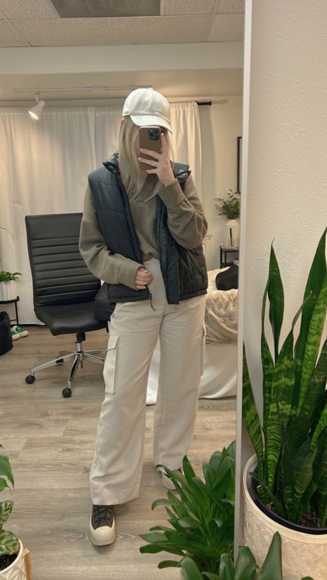 Beige Courderoy Pants Outfits, Beige Cargo Winter Outfit, Beige Utility Pants Outfit, Trendy Beige Cargo Jeans, Beige Cargo Pants Outfit Winter, Mid-rise Beige Fall Cargo Pants, Brown Cargo Pants For Winter Streetwear, Wide Leg Beige Pants Outfit, Beige Pants Outfit Winter