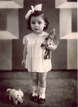 A photo of Klara Boda Vintage Family Photos, Vintage Children Photos, Jewish Girl, Vintage Family, Foto Vintage, Vintage Portraits, Moda Vintage, Vintage Pictures, Vintage Girls