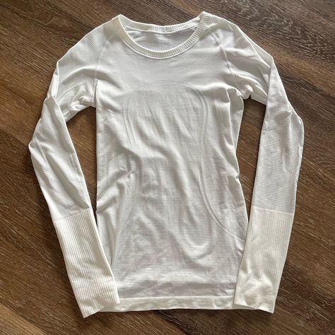 4 White/White Nwot Lululemon Swiftly Tech Long Sleeve White Outfit, White Lululemon Long Sleeve, Lululemon Swiftly Tech Long Sleeve White, Lulu Wishlist, Cute Lululemon Outfits, Anna Claire, Light Grey Leggings, Extra Clothes, Lululemon Swiftly Tech Long Sleeve