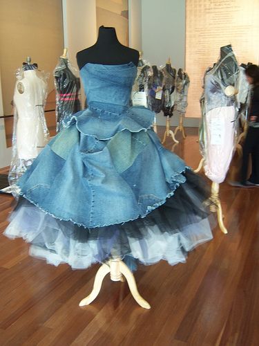 Recycled Denim Gown  wow its a dress and i love it  (more than grilled cheese but less than god) Vestiti In Jeans, Artisanats Denim, Jean Diy, Haine Diy, Denim Projects, Denim Ideas, Recycled Jeans, Recycle Jeans, Upcycle Jeans