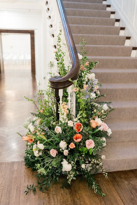 Staircase Floral Decor, Decorate Staircase Wall, Staircase Flowers, Hotel Staircase, Chic Spring Wedding, Wedding Stairs, Wedding Staircase, Timber Staircase, Staircase Decor