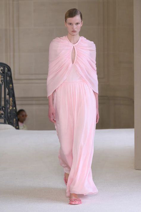 Giambattista Valli Spring 2025 Ready-to-Wear Collection [PHOTOS] Show Collection, Giambattista Valli, Gorgeous Gowns, Fashion Show Collection, September 2024, Fashion Week Spring, Paris Fashion, Runway Fashion, Paris Fashion Week