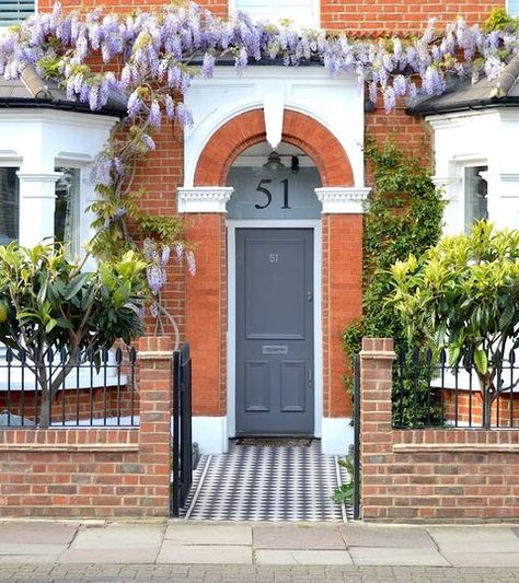 The wisteria-hysteria has definitely been the thing this spring. Thousands of Instagramers have been looking for the perfect house draped in the seasonal bloom to add to their feeds. Looking for the best places to get your shot? Try Kensington and Notting Hill–they're your best bet. Victorian Front Garden, Terrace House Exterior, Small Front Gardens, Victorian Terrace House, London Buildings, Front Gardens, Concept Model, Front Garden Design, Edwardian House