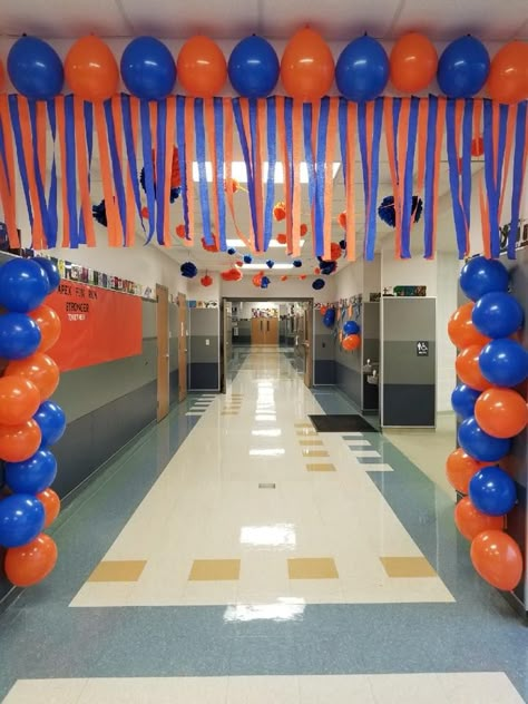 Varsity Football Locker Room Decorations, Fun Run Decorating Ideas, Apex Fundraiser Decorations, School Fun Run Decorations, Door Decorations Classroom Homecoming School Spirit, Pep Rally Decorations Ideas, Back To School Pep Rally Ideas, Basketball Locker Room Decorations Ideas, School Pride Decorations