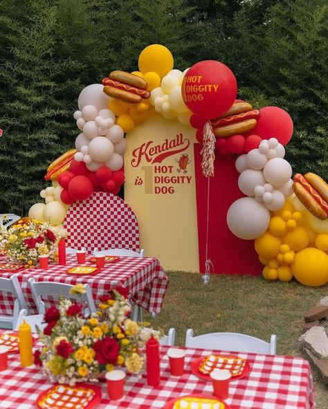 Annie Harutoonian on Instagram: "Any hot dog lovers out there, how fun is this party theme 🌭❤️ by @bashify.co #theeventcollectivex" Bbq Theme Party, Pizza Party Themes, Hamburger Party, Mcdonalds Birthday Party, Hot Dog Party, Bbq Theme, Kids Party Inspiration, Bbq Festival, Carnival Birthday Party Theme