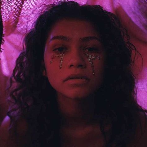 zendaya as rue on euphoria season 1 Euphoria Outfits Party, Euphoria Season 1, Rue Euphoria, Best Makeup Looks, Lilac Eyeshadow, Face Lace, Ideal Makeup, Glitter Outfit, Euphoria Fashion