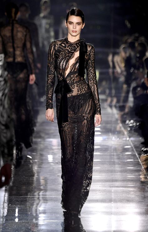 Fashion Kendall Jenner, Kendall Jenner Fashion, Kendall Jenner Runway, Tom Ford Runway, Runway Fashion Vintage, Runway Fashion 2020, 90s Runway Fashion, Runway Fashion Couture, Sheer Wedding Dress