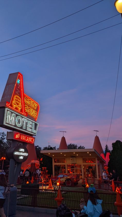 Radiator Springs Disneyland, Disneyland Radiator Springs, Radiator Springs Wallpaper, Radiator Springs Aesthetic, Disneyland Aesthetic Wallpaper, Disneyland Aesthetic California, Cars Disney Wallpaper, Disneyland California Aesthetic, Disneyland Wallpaper