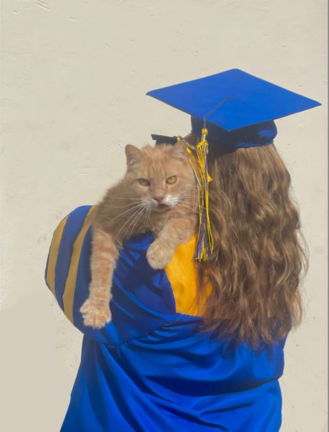 Cat Graduation Pictures, Veterinary Graduation Pictures, Grad Pic Creative Shot Ideas, Manifesting Graduation, Casual Graduation Pictures, Raya Core, Funny Graduation Pictures, Veterinary Graduation, Creative Graduation Pictures