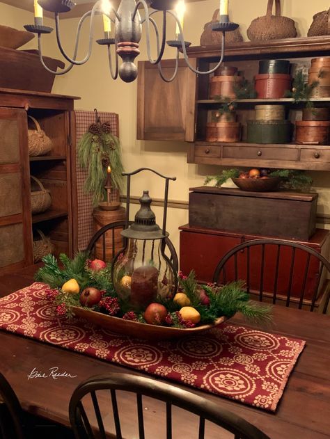 Colonial Christmas Decorating, Colonial Williamsburg Christmas, Primitive Dining Room, Williamsburg Christmas, Colonial Home Decor, Primitive Dining Rooms, Primitive Christmas Decorating, Primitive Christmas Decor, Primitive Bathrooms