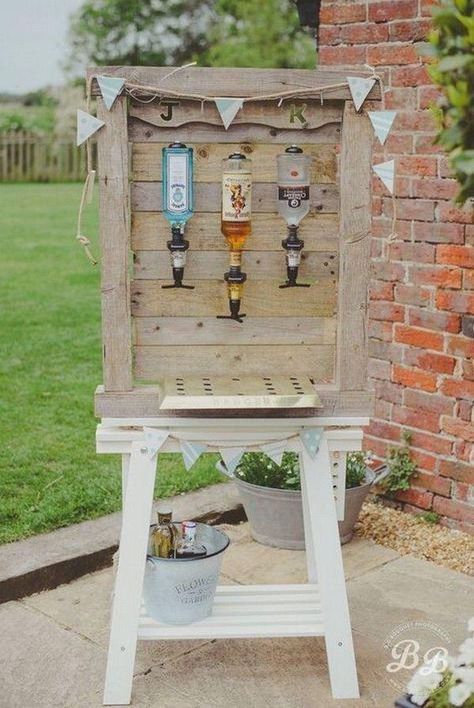 Ideas Casamiento, Cheap Backyard Wedding, Barbecue Wedding, Wedding Drink Bar, Dorset Wedding, Homemade Bar, Outdoor Bars, Fest Temaer, Bar Outdoor