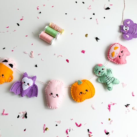 Pastel Halloween Felt Garland Spooky Cute Home Decor - Etsy Diy Pastel Halloween Decor, Halloween Felt Garland, Felt Home Decor, Seasons Decorations, Felt Halloween Decorations, Pastel Halloween Decor, Halloween Felt Crafts, Hanging Skeleton, Halloween Girlande