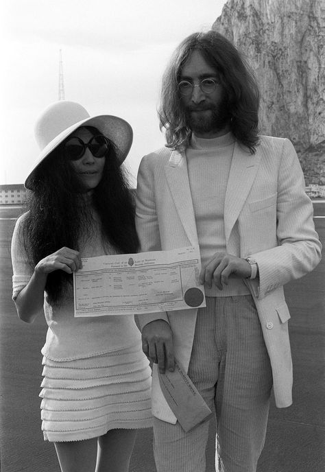 The Best Rock ’n’ Roll Wedding Beauty: John Lennon and Yoko Ono, and More John Lennon Yoko Ono, Rock N Roll Wedding, John Lennon And Yoko, Iconic Weddings, Yoko Ono, Musica Rock, Marriage Certificate, Famous Couples, Hollywood Legends