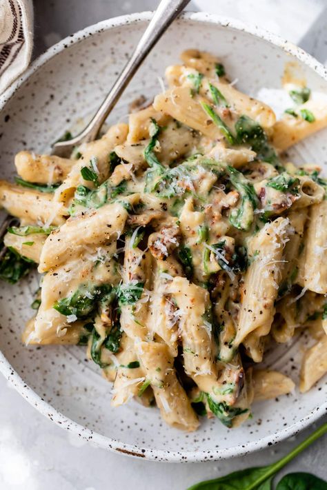 This creamy spinach pasta recipe is garlicky, lemony, and sun-dried tomatoes make it extra delish. Bonus: It's an easy 20-minute dinner! Spinach And Cheese Pasta, Pasta And Spinach Recipes, Creamy Spinach Pasta, Spinach Pasta Sauce, Easy Chicken Cacciatore, Ww Pasta, Spinach Dish, Spinach Pasta Recipe, Spinach Ricotta Pasta