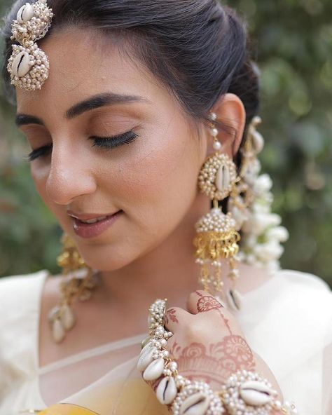 Shell Jewellery For Haldi - Mehendi- Baby shower Brides. 🌸 We customise the set completely according to your needs! 🌸 1) DM US YOUR OUTFIT PICTURE That you'll be wearing For The Ceremony 2) Directly Whatsapp Us On +918006377303. We deliver All Over India 🤗. NOSEPIN KAMARPATTA BAAJUBAND KALEERA etc Are Charged Extra. Customisation of Colours And designs Can be done. . Completely HandMade 💕🌼. . Minimum 10 Days prior Order Basis. . Shipping : 7-10 Working Days. . Contact Us : +918006377303. ... Bridal Haldi Jewellery, Shell Jewellery For Haldi, Kori Jewellery, Jewelry For Haldi, Jewellery For Haldi, Mehndi Decoration, Haldi Jewellery, Fashionable Saree, Shell Jewellery