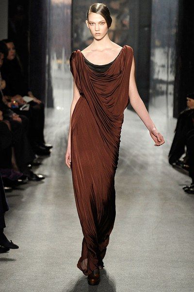 Donna Karan Fall 2009 Ready-to-Wear Collection - Vogue Ancient Rome Fashion, Greek Inspired Fashion, Roman Toga, Ancient Fashion, Roman Dress, Rome Fashion, Roman Fashion, New York Fall, Karlie Kloss