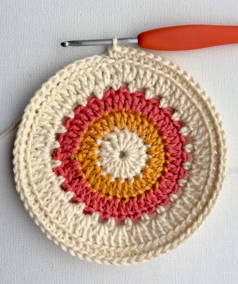 Patrón Gratis Posavasos Circular en 10 min a Crochet Crochet A Circle, Crochet Cup Coaster, Pattern Design Ideas, Crochet Circle Pattern, Quick Crochet Gifts, Coaster Patterns, Crochet Cushion Pattern, Crochet Placemat Patterns, Fast Crochet