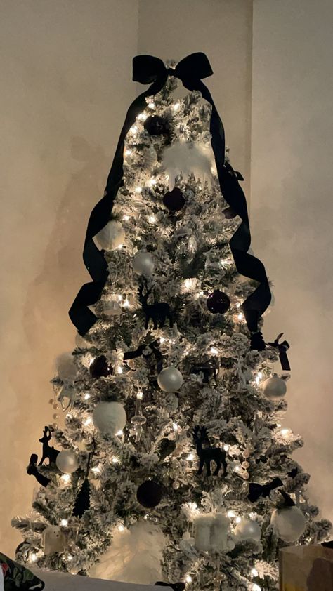 Black Christmas Tree Ideas, Black Christmas Tree Decorations, Christmas Tree Black, Green Christmas Tree Decorations, Black Christmas Decorations, Christmas Tree Inspo, Black Christmas Tree, Christmas Decorations Apartment, Christmas Tree Decorating Themes