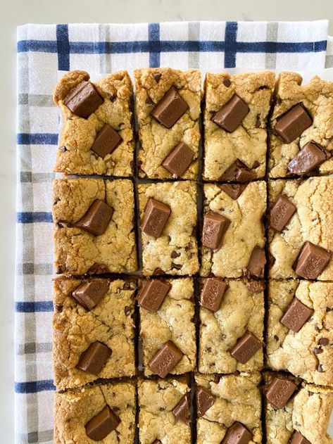 Kit Kat Recipes, Kit Kat Cookies, Kit Kat Bar, Chocolate Chip Cookie Bar Recipe, Buttery Cookie, Picky Palate, Kit Kat Bars, The Perfect Cookie, Cookie Bar