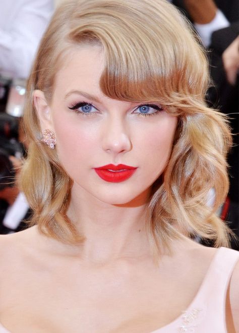 Taylor Swift stuns with a wavy bob and matte red lipstick.  You Can Do It 2. http://www.zazzle.com/posters?rf=238594074174686702 Taylor Swift Red Lipstick, Taylor Swift Eyes, Taylor Swift Makeup, Style Taylor Swift, Red Lipstick Shades, Best Red Lipstick, Swift Taylor, Red Lipstick Makeup, Bright Red Lipstick