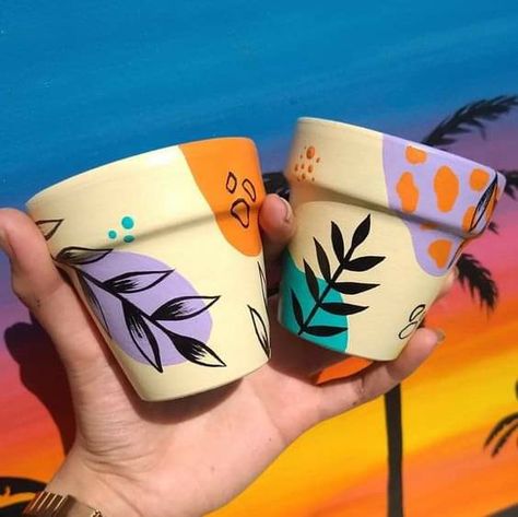 Clay Pot Diy Paint, Painting Kulhad, Personalized Flower Pot, Tattoo Plant, Ceramic Cafe, Plant Pot Design, Diy Pottery Painting, Flower Pot Art, Plant Pot Diy