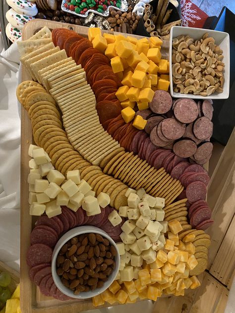 Cheese Meat Tray Ideas, Salami Cheese And Cracker Platter, Cheese And Salami Platter Ideas, Cheese And Cracker Charcuterie Board Ideas, Meet And Cheese Tray, Crackers Meat And Cheese Tray, Cheese Salami Platter, Meat Cheese Cracker Platter, Cheese Sausage Cracker Platter