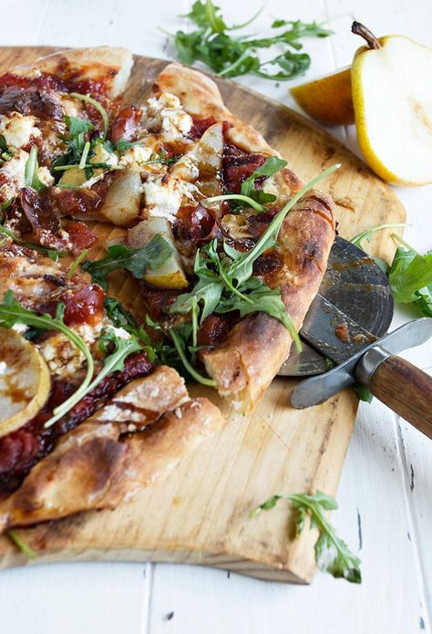 Pear Prosciutto Pizza - perfect Fall pizza, with pears, prosciutto, goat cheese, arugula and a red wine balsamic glaze. Pear And Prosciutto, Pear Prosciutto, Pizza With Arugula, Prosciutto Goat Cheese, Fall Pizza, Pear Pizza, Arugula Pizza, Delicious Pizza Recipes, Arugula Recipes