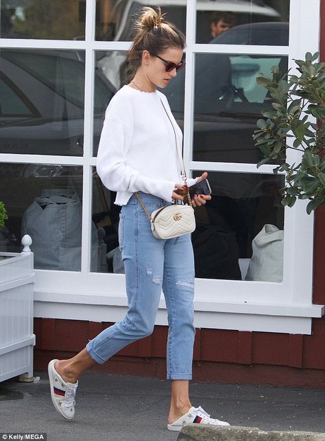 Family-oriented: The model was out and about after recently taking to Instagram to show th... Gucci Sneakers Outfit Women, Gucci Sneakers Outfit, Tenis Gucci, Shopping In La, White Sneakers Outfit, Gucci Ace Sneakers, Sneaker Outfits Women, Models Off Duty Style, Jeans Street Style