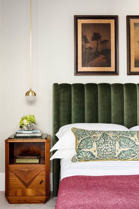 How to Transform Your Home with Art Eclectic Decor Modern, Decor Eclectic, Velvet Headboard, Decor Minimalist, Modern Bed, Beautiful Bedrooms, Bedroom Colors, Eclectic Decor, Green Velvet